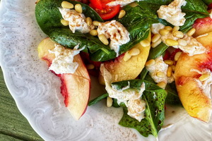 Салат из персиков и страчателлы