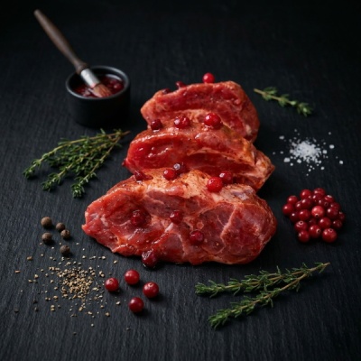 Стейк из свиной шеи в брусничном маринаде (весовой) охлажденный